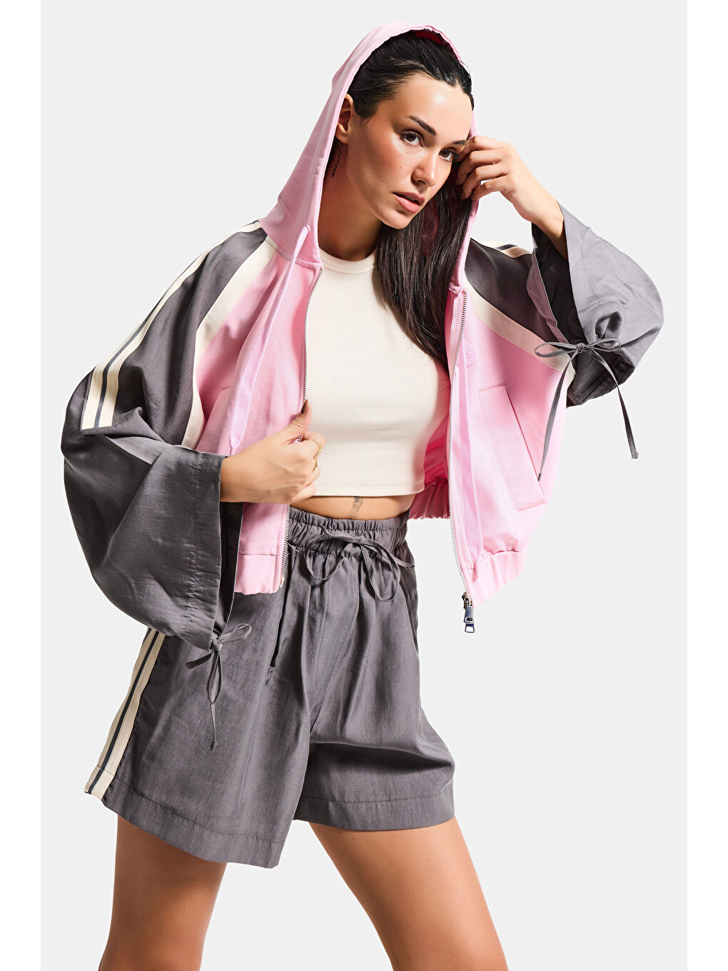 Kadın Gri s6-106 Bol Kesim Şerit Detaylı Esnek Kumaş Şort-3