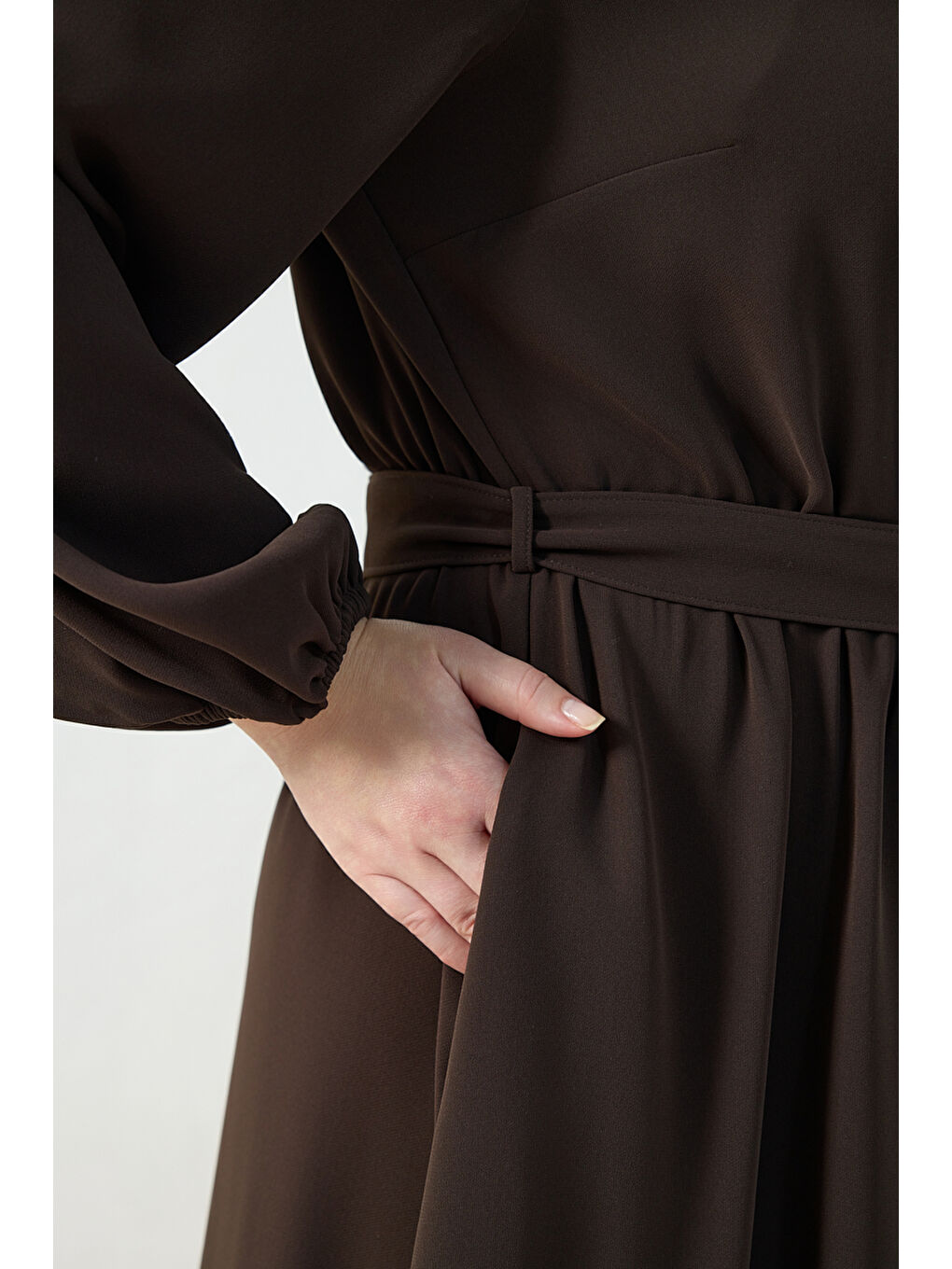Kahverengi Bel ve Kol Ucu Lastik Detaylı Elbise-5
