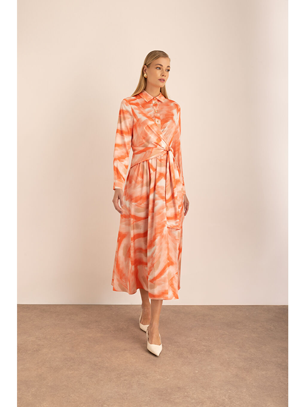 Beyaz Desenli Saten Elbise-1