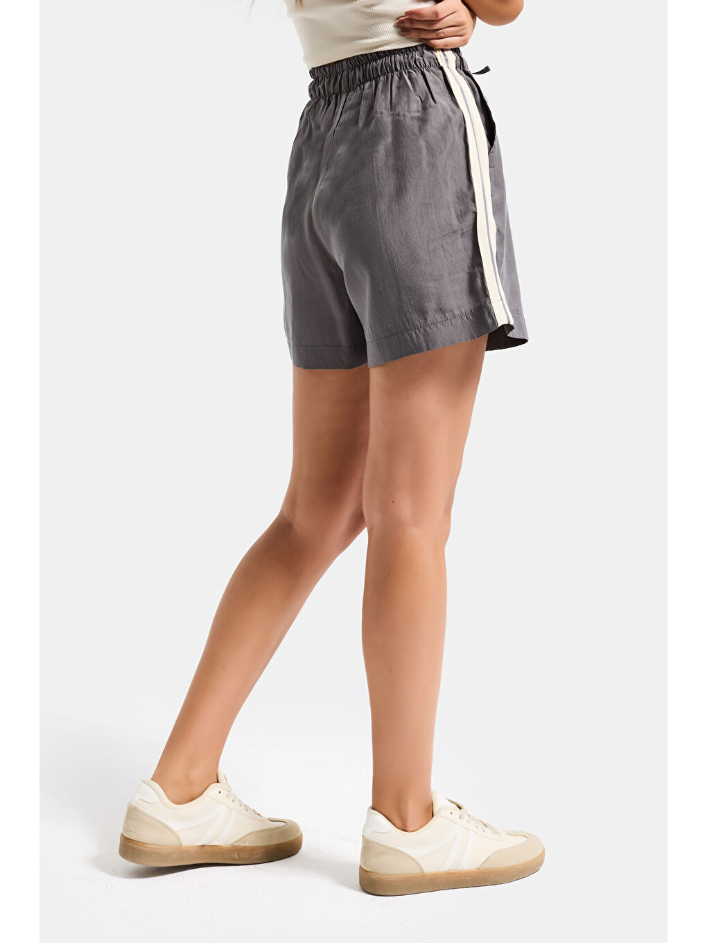 Kadın Gri s6-106 Bol Kesim Şerit Detaylı Esnek Kumaş Şort-4