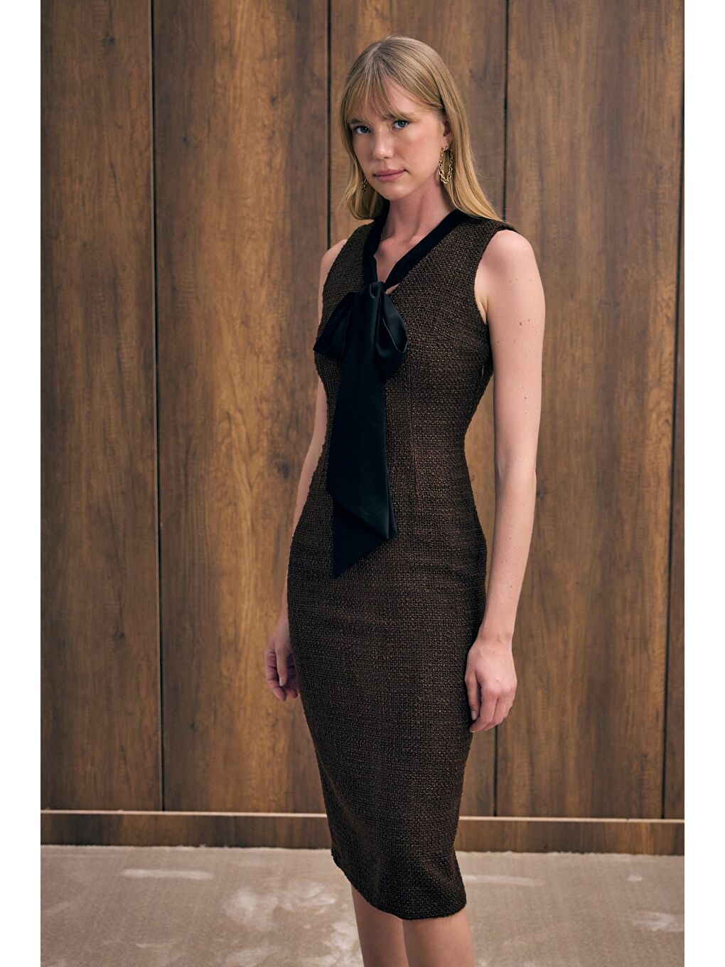 Kahverengi Fularlı Kolsuz Tüvit Elbise - Kahve-5