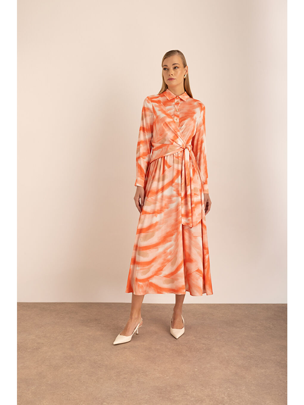 Beyaz Desenli Saten Elbise-3