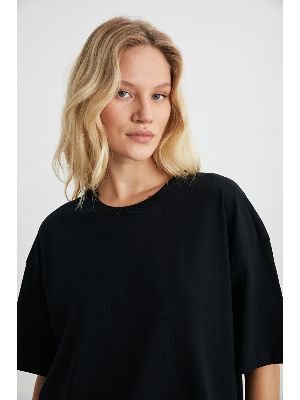 Siyah LAGERTHA Kadın %100 organik Pamuklu Kalın Dokulu Oversize Fit Yuvarlak Yakalı SİYAH T-Shirt-4