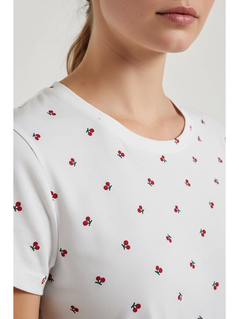 Ekru Kadın Bisiklet Yaka Yumuşak Dokulu Kiraz Desenli Kısa Kol Pijama Takım | 70132-4745-1
