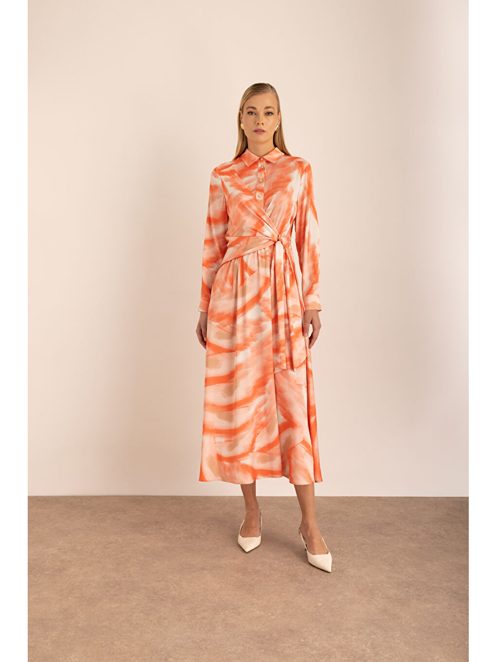 Beyaz Desenli Saten Elbise-4