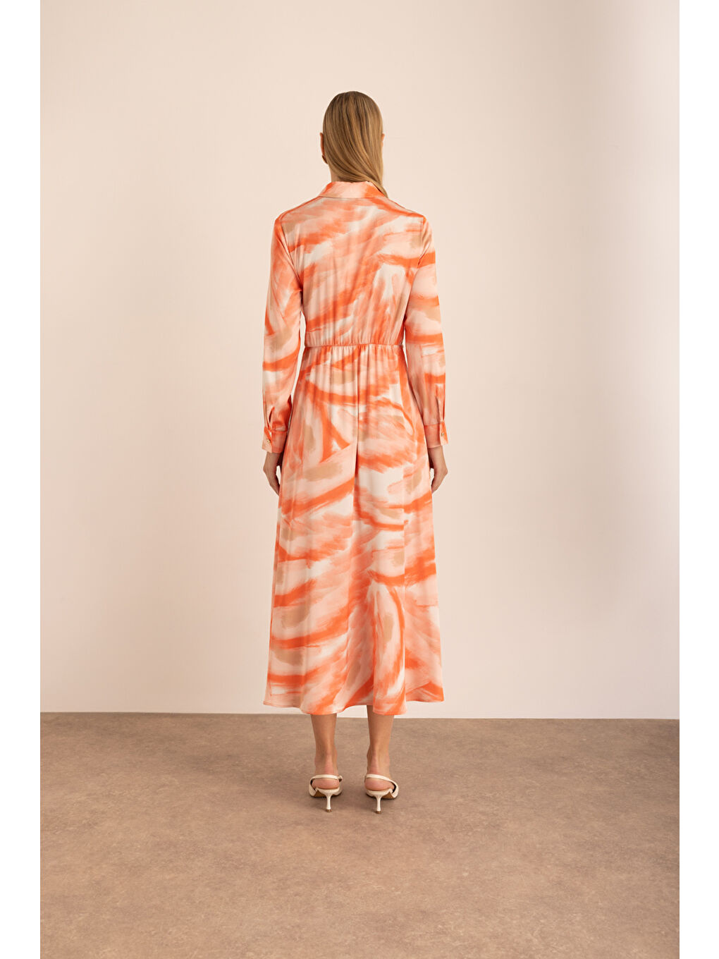 Beyaz Desenli Saten Elbise-5