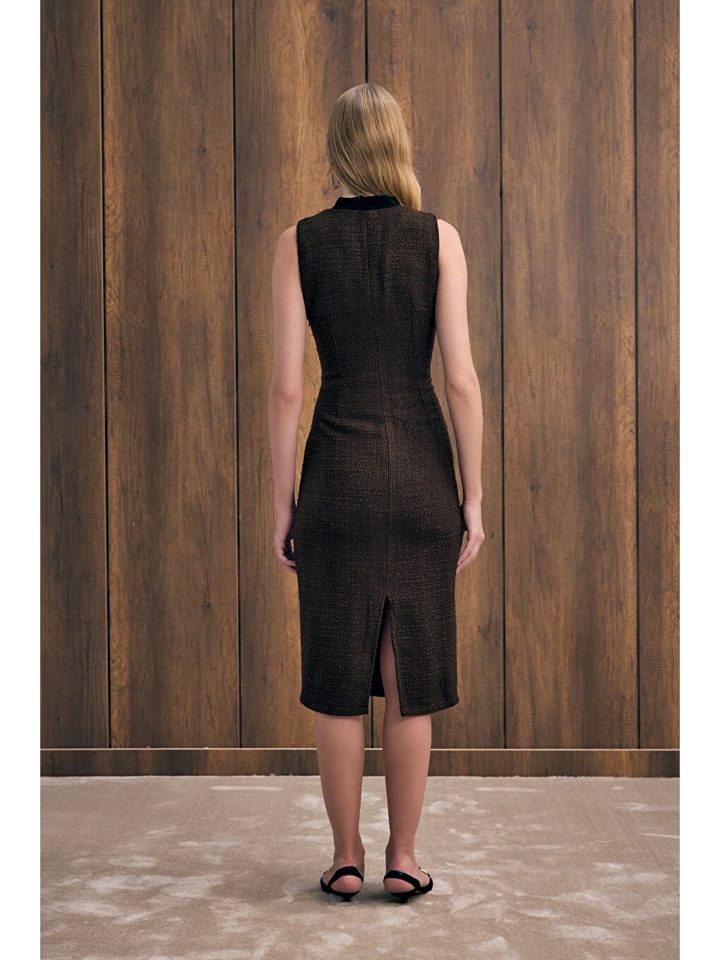 Kahverengi Fularlı Kolsuz Tüvit Elbise - Kahve-7