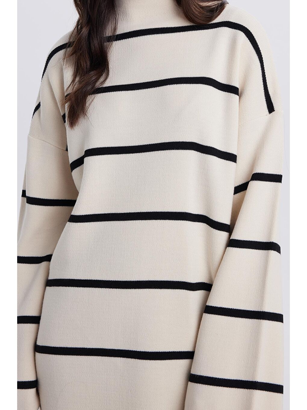 Kadın Oversize Geniş Kesim Yarım Balıkçı Yaka Çizgili Beyaz Kazak-2