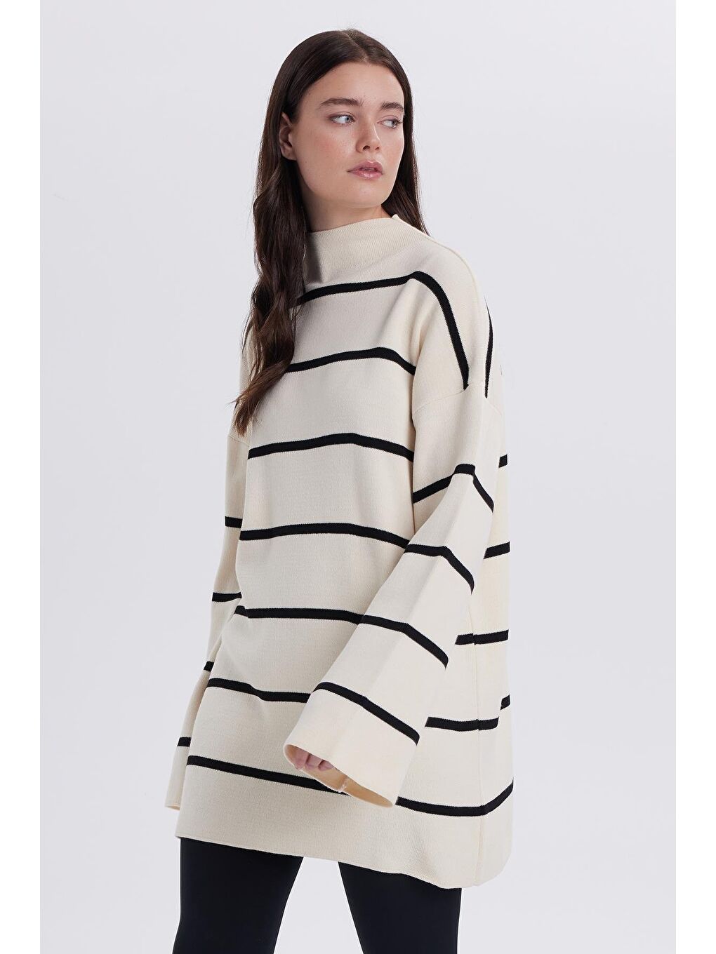 Kadın Oversize Geniş Kesim Yarım Balıkçı Yaka Çizgili Beyaz Kazak-3