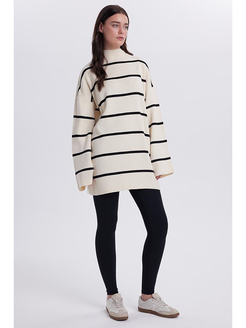 Kadın Oversize Geniş Kesim Yarım Balıkçı Yaka Çizgili Beyaz Kazak-4