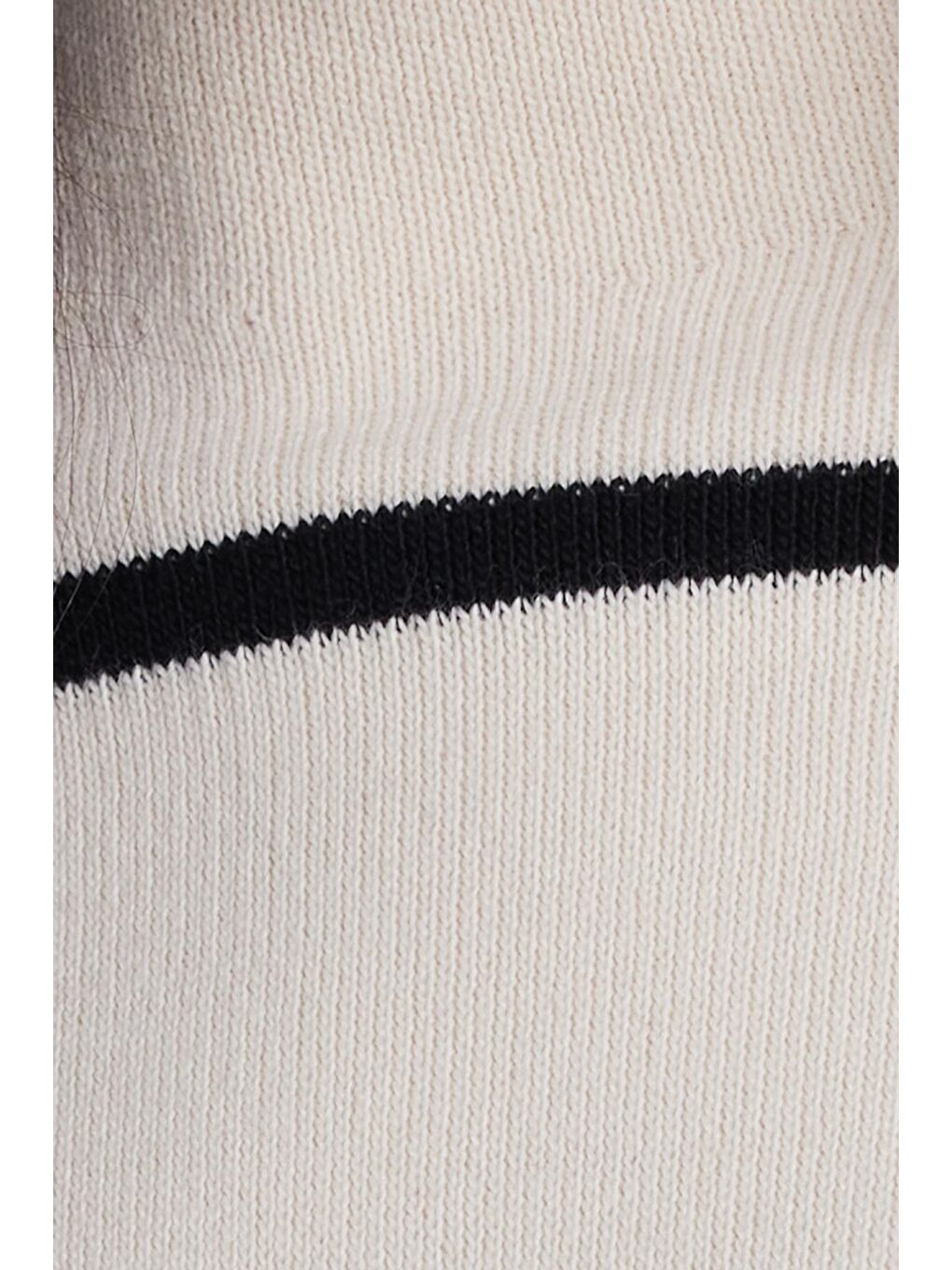 Kadın Oversize Geniş Kesim Yarım Balıkçı Yaka Çizgili Beyaz Kazak-5