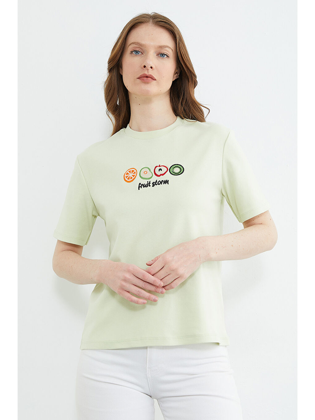 Yeşil Meyve Nakışlı Bisiklet Yaka Tişört-1