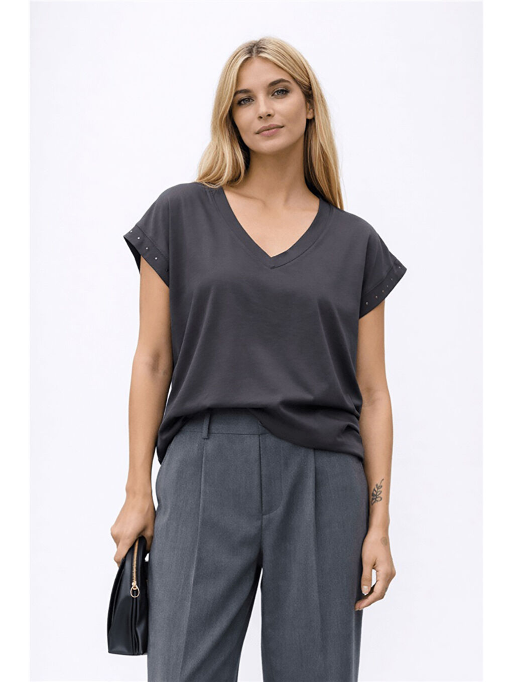 Antrasit Pamuklu Regular Fit V Yaka Kadın Bluz 26Y0034K1
