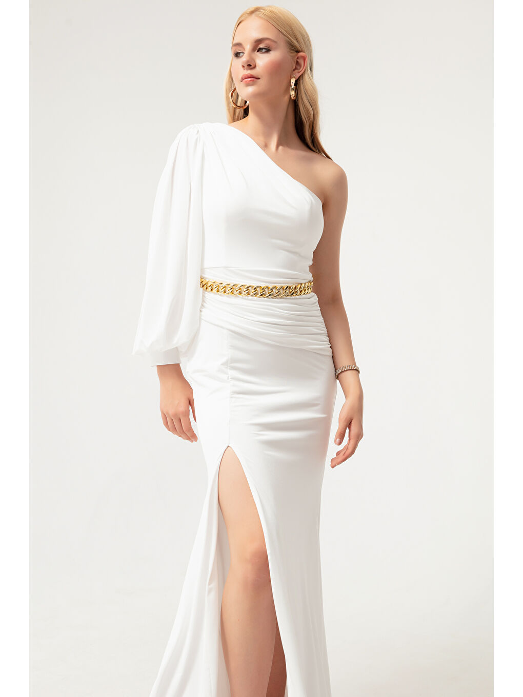 Kadın Beyaz Tek Omuzlu Zincirli Uzun Abiye Elbise-1