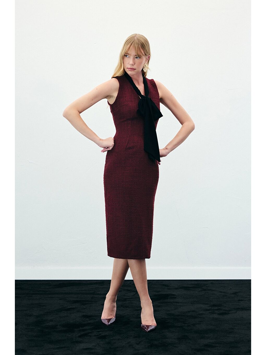 Fularlı Kolsuz Tüvit Elbise - Bordo-1