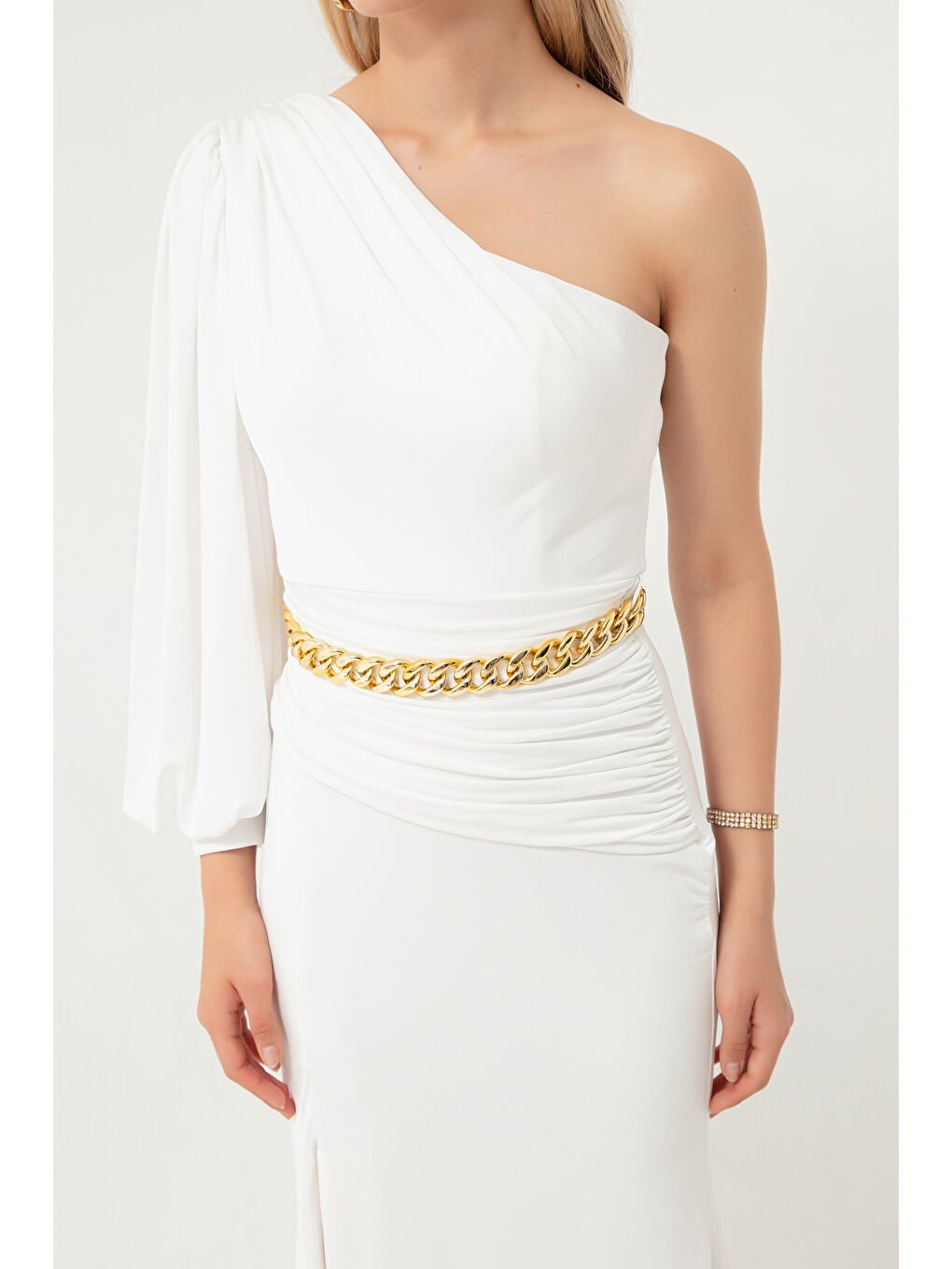 Kadın Beyaz Tek Omuzlu Zincirli Uzun Abiye Elbise-3