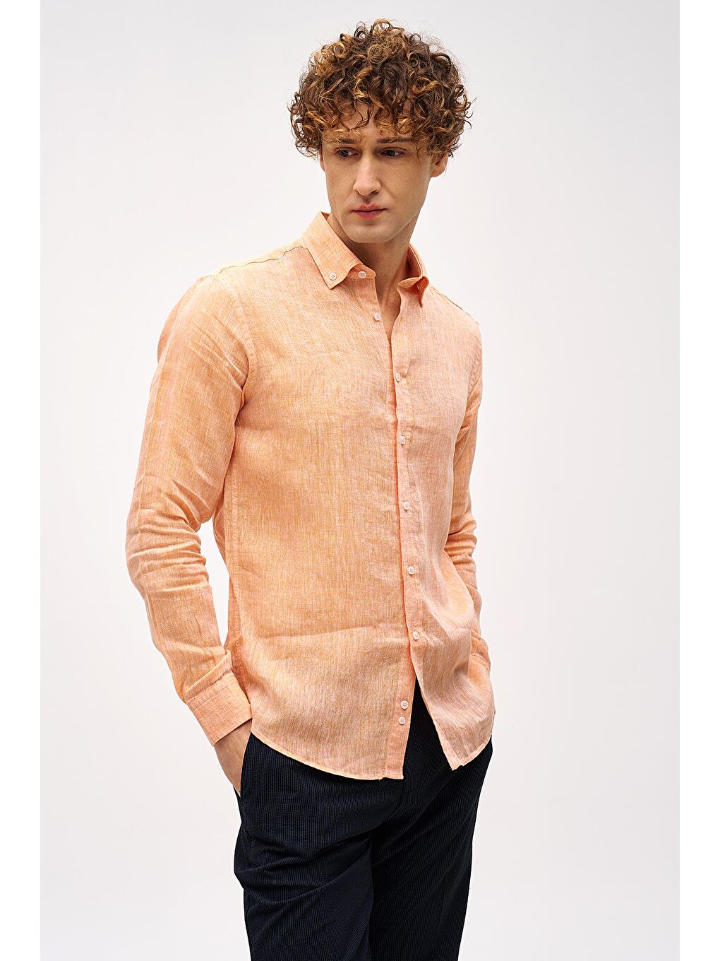 Turuncu Dynamic Fit Düğmeli Yaka Düz Uzun Kollu Cepsiz %100 Keten Gömlek