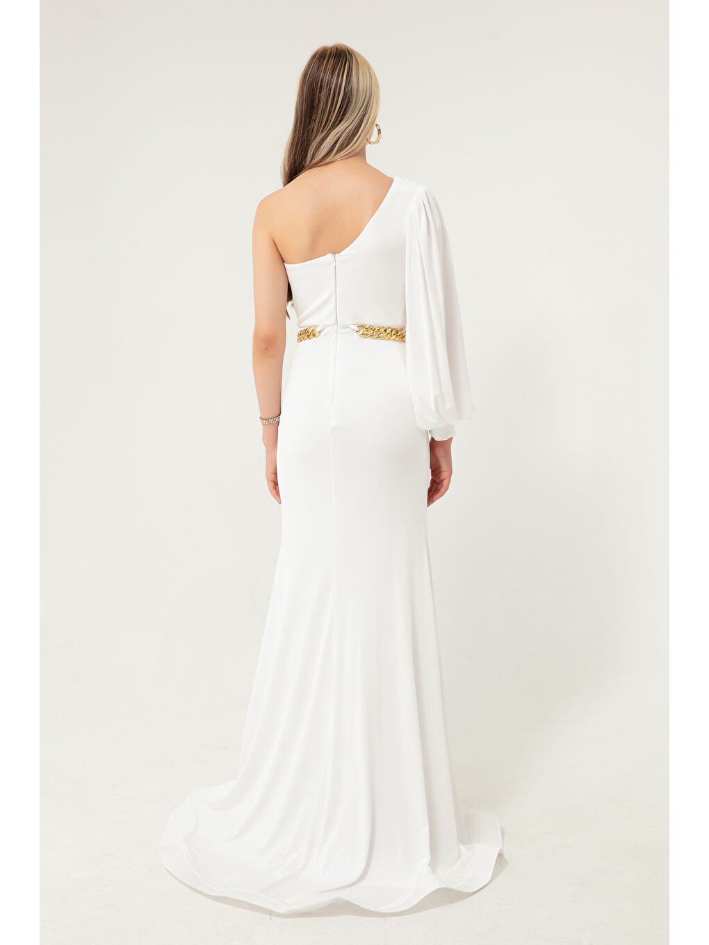 Kadın Beyaz Tek Omuzlu Zincirli Uzun Abiye Elbise-4
