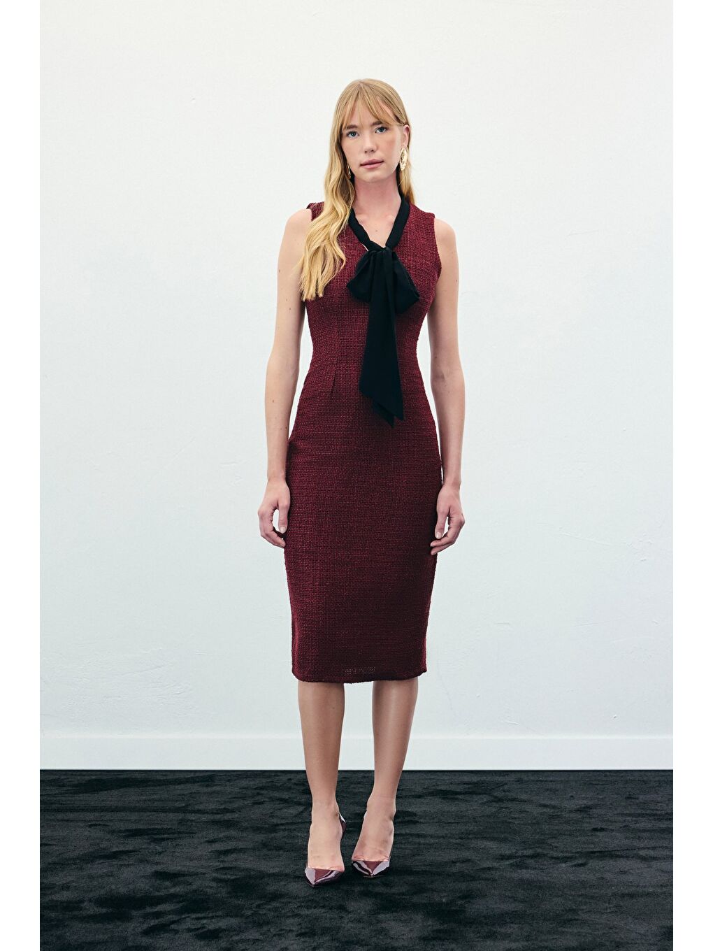 Fularlı Kolsuz Tüvit Elbise - Bordo-2