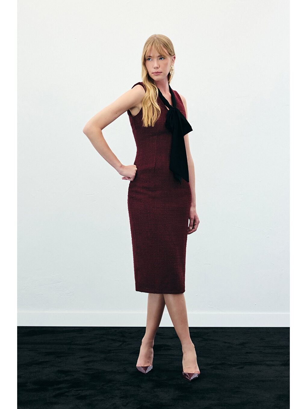 Fularlı Kolsuz Tüvit Elbise - Bordo-3