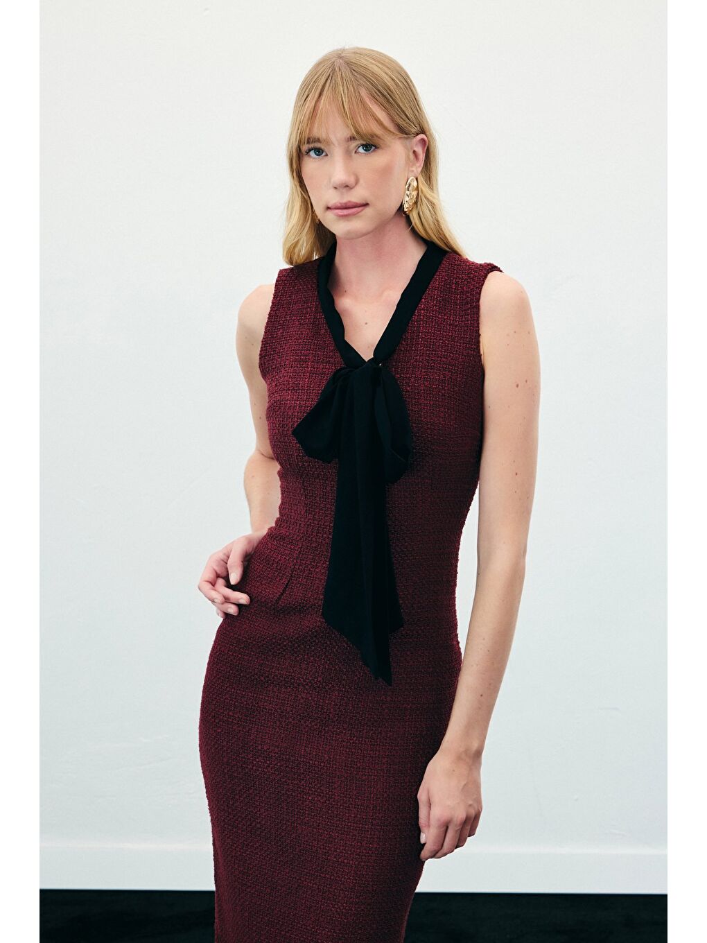 Fularlı Kolsuz Tüvit Elbise - Bordo-4