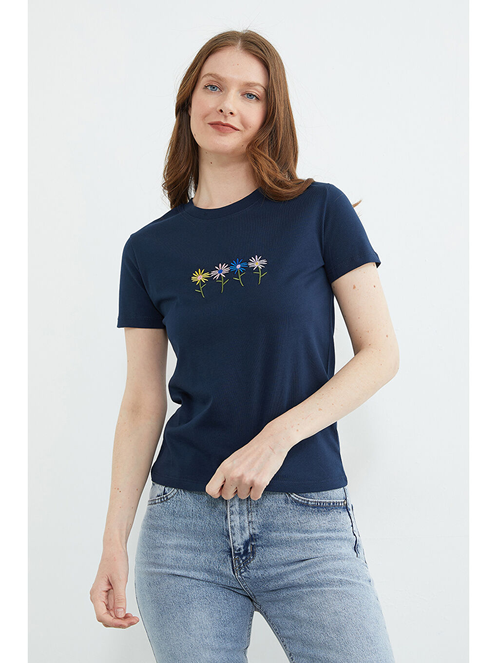 Lacivert Çiçek Nakışlı Bisiklet Yaka Tişört