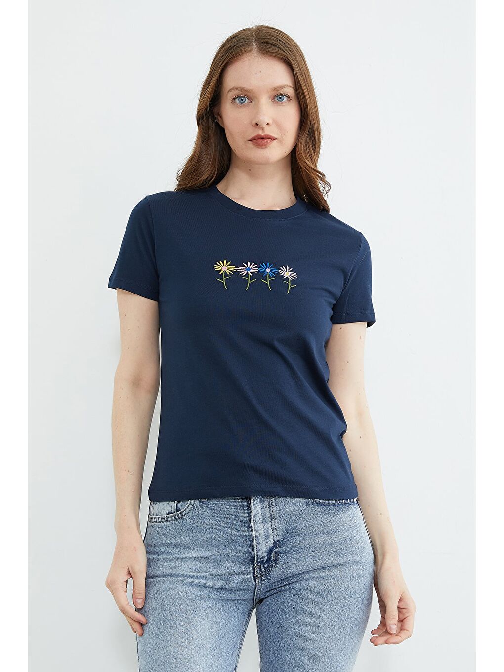 Lacivert Çiçek Nakışlı Bisiklet Yaka Tişört-1