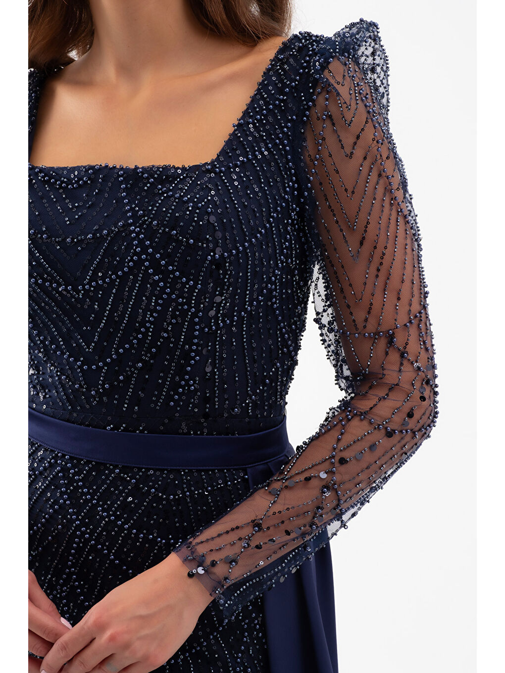 Kadın Lacivert Uzun Kol Taşlı Saten Kuyruk Aksesuarlı Abiye-3