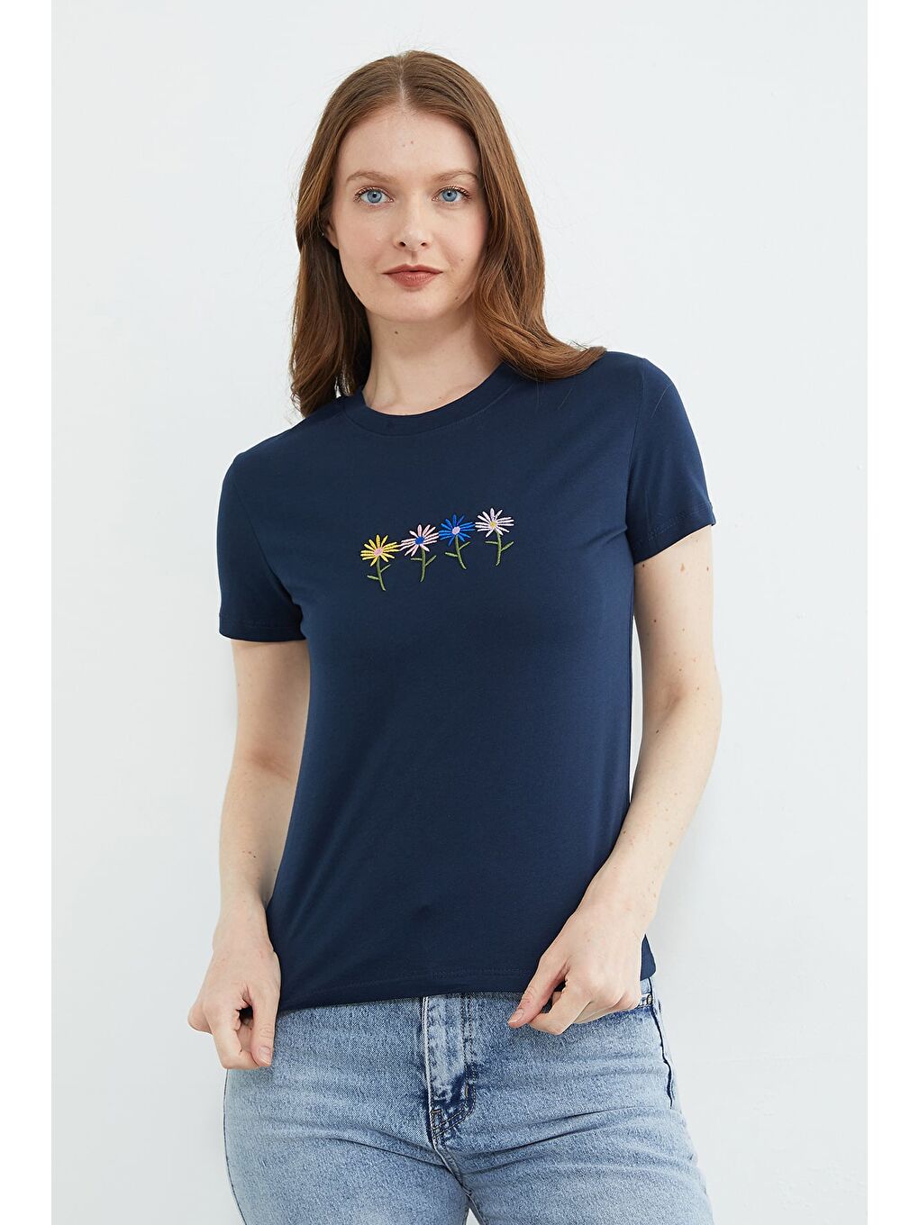 Lacivert Çiçek Nakışlı Bisiklet Yaka Tişört-4