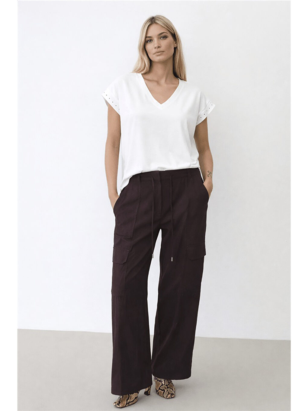 Beyaz Pamuklu Regular Fit V Yaka Kadın Bluz 26Y0034K1-1