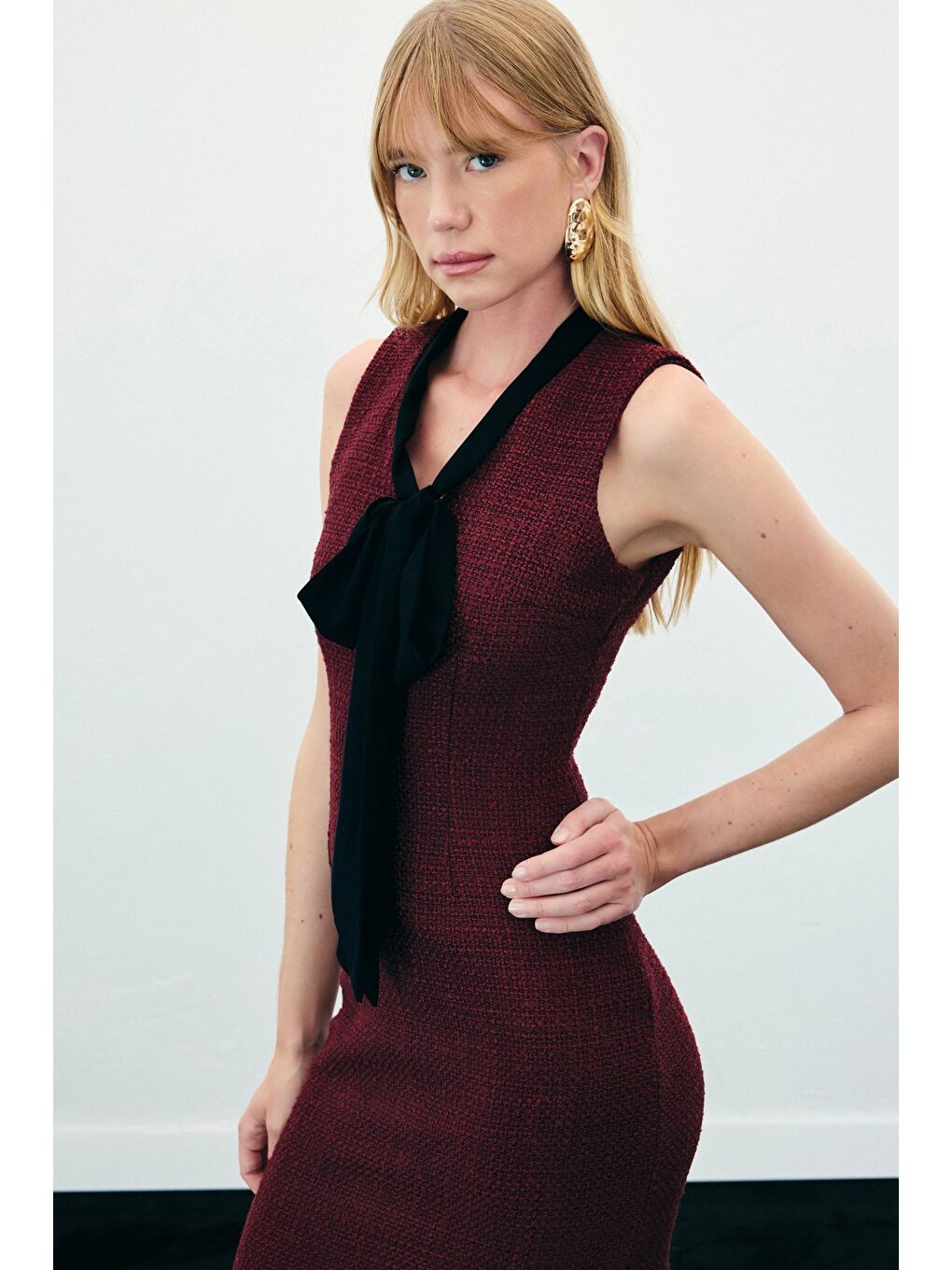 Fularlı Kolsuz Tüvit Elbise - Bordo-5