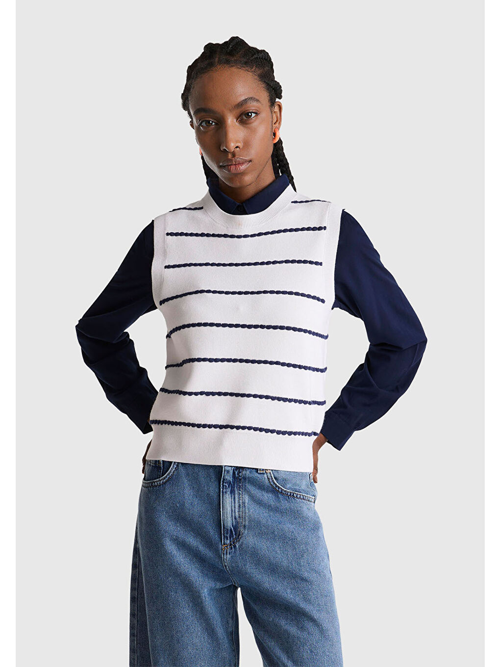 Kadın Ekru-Gri Mix Viskoz ve Akrilik Karışımlı Çizgili Kolsuz Kazak