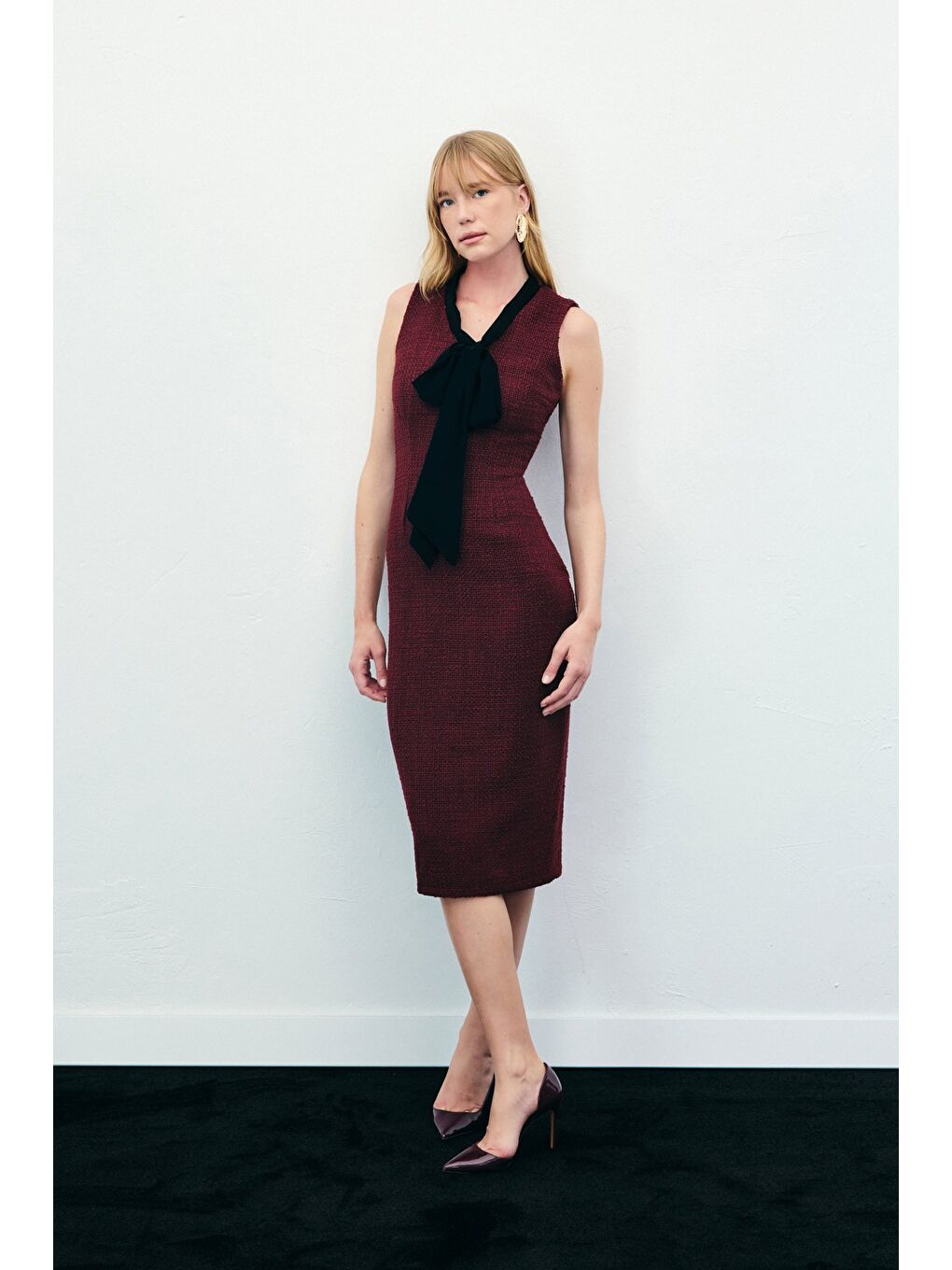 Fularlı Kolsuz Tüvit Elbise - Bordo-6