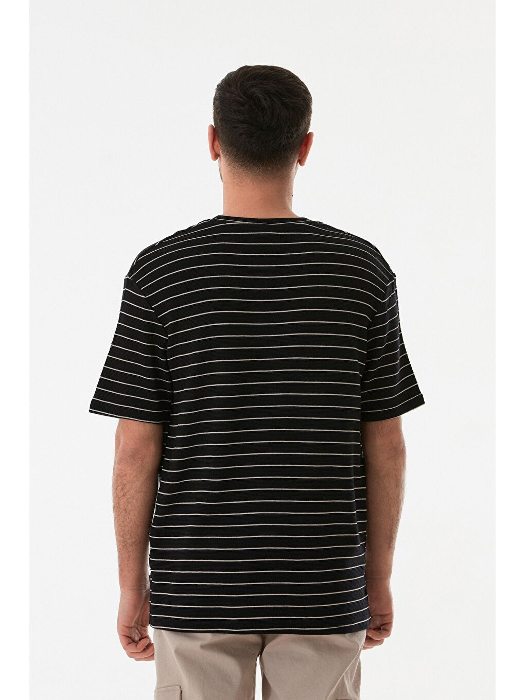 Siyah Çizgili Jakarlı Bisiklet Yaka Tişört-1