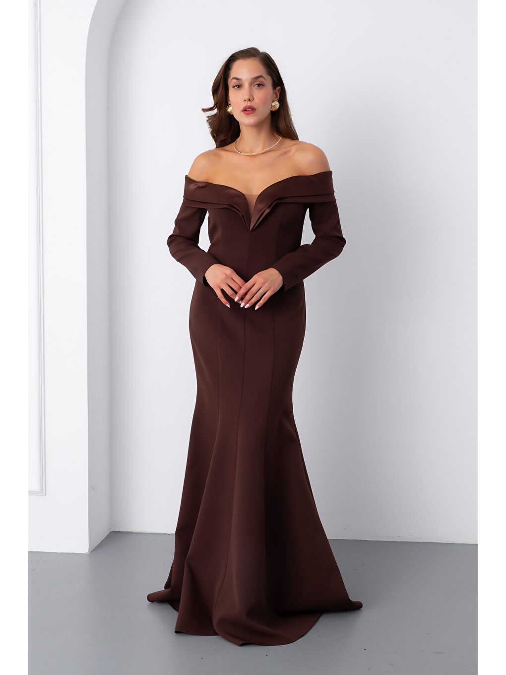 Kadın Kahverengi Kayık Yaka Uzun Balık Abiye Elbise-1