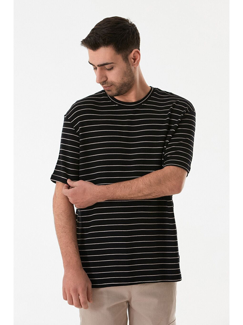 Siyah Çizgili Jakarlı Bisiklet Yaka Tişört-3