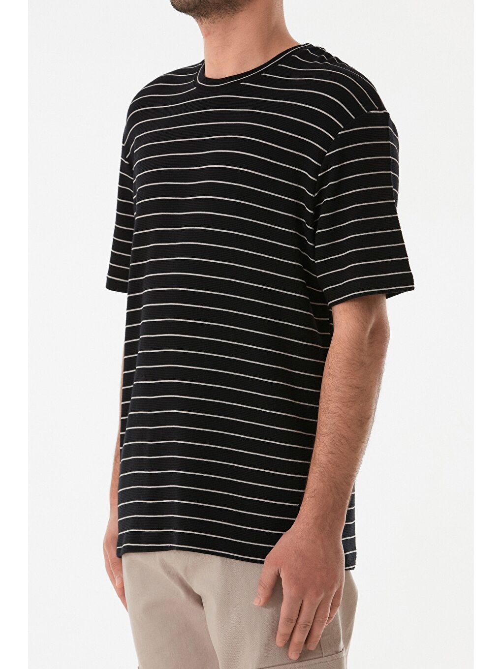 Siyah Çizgili Jakarlı Bisiklet Yaka Tişört-4