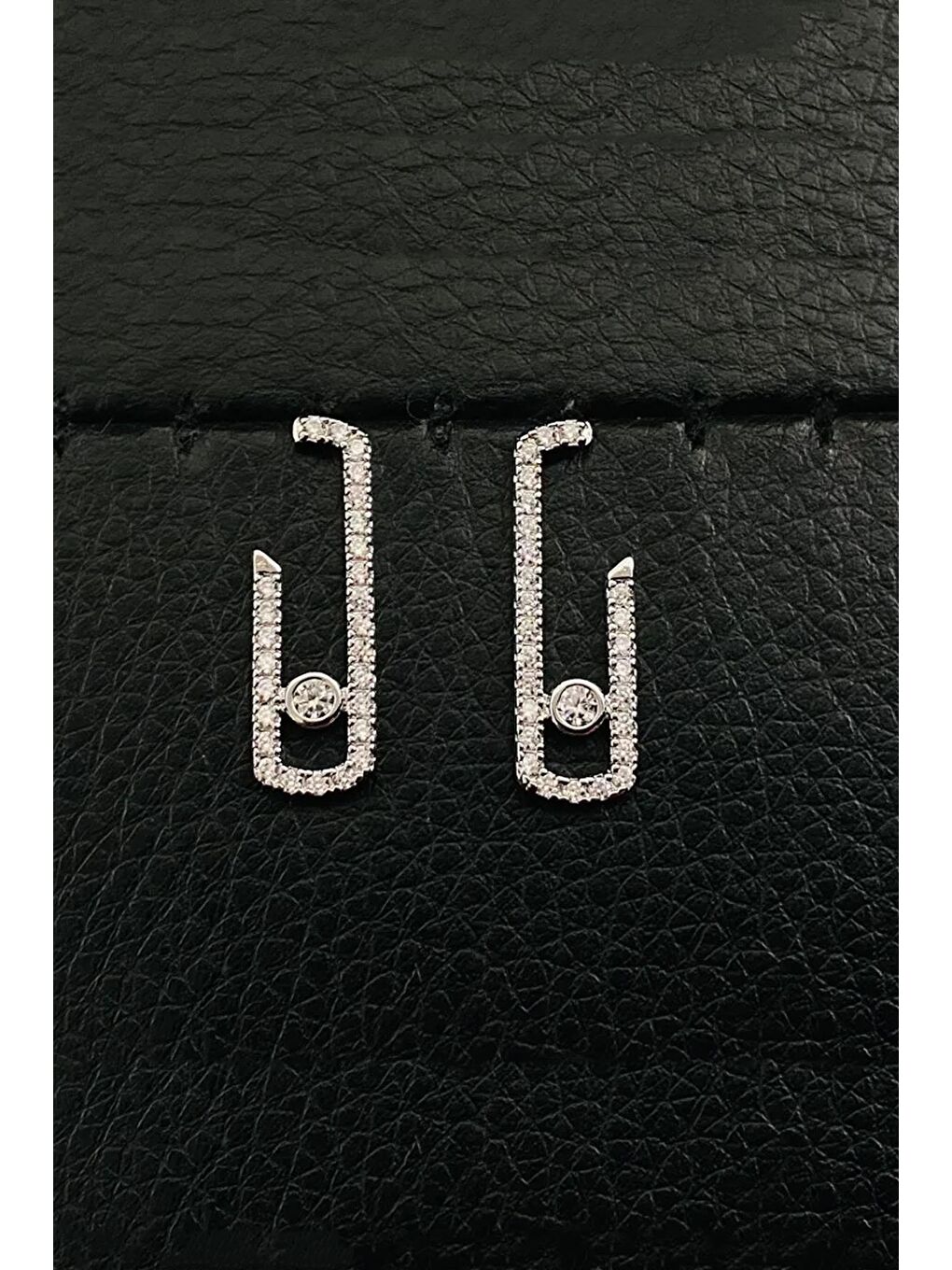 Gri Mess Uno Zirkon Tektaşlı Ataç Çivi Küpe