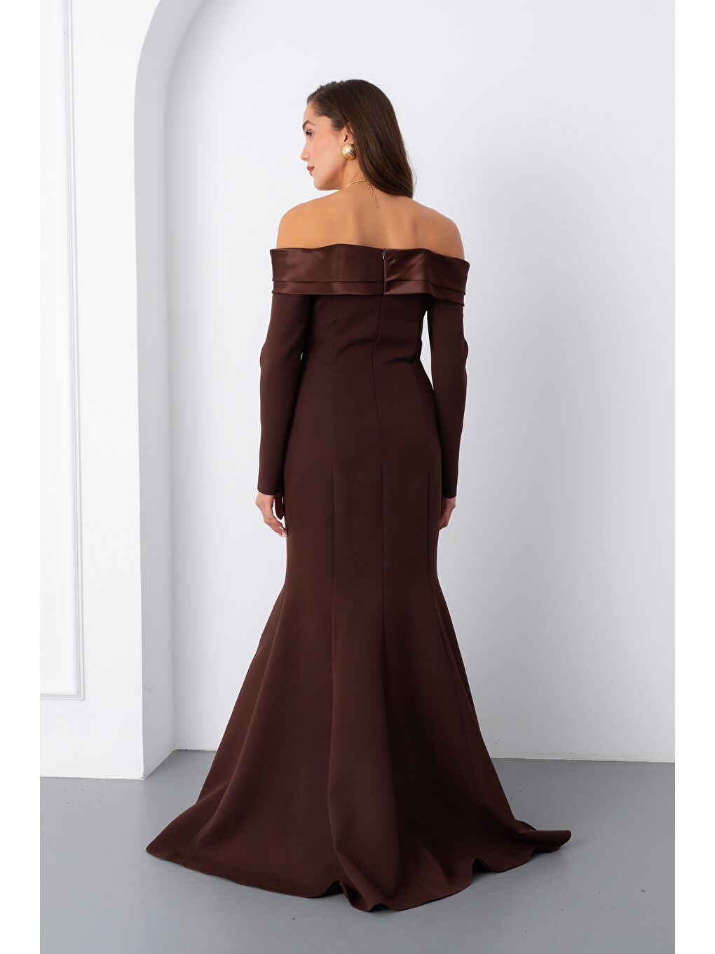 Kadın Kahverengi Kayık Yaka Uzun Balık Abiye Elbise-5