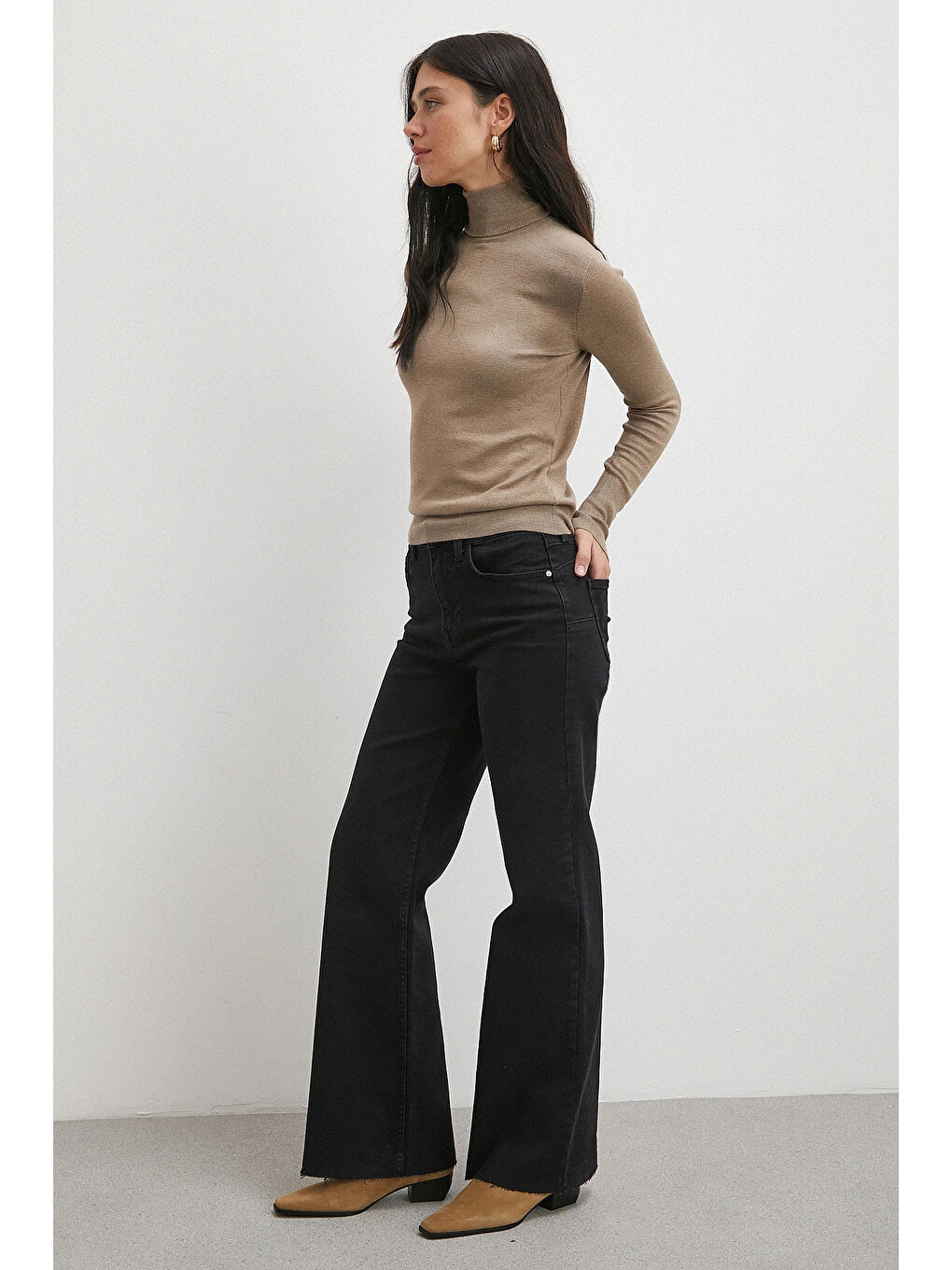 Push Up Kesik Geniş Paça Jean Siyah-3