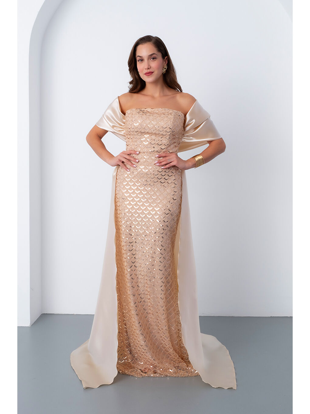 Kadın Bej Straplez Boncuklu Saten Kuyruklu Uzun Abiye-1