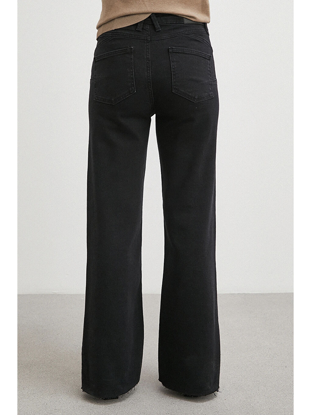 Push Up Kesik Geniş Paça Jean Siyah-5