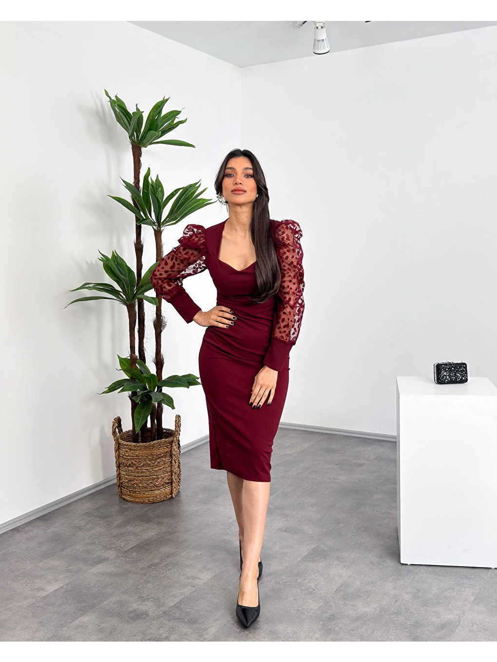 Bordo Kalp Yaka Transparan Uzun Kollu Kabartma Detaylı Ara Boy Esnek Kadın Kalem Elbise-1