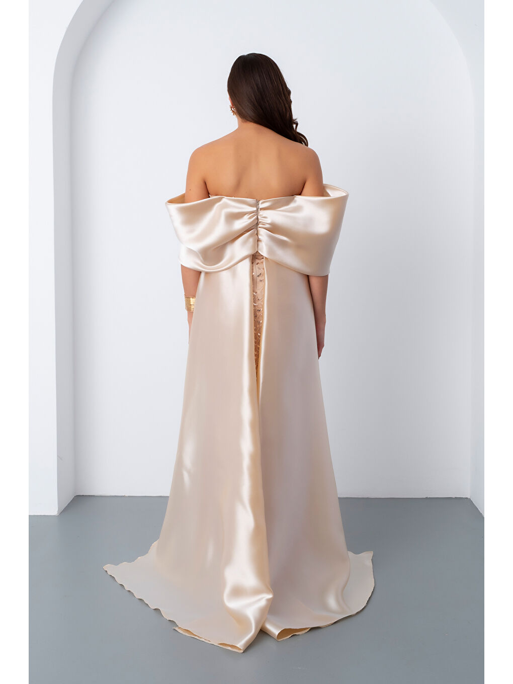 Kadın Bej Straplez Boncuklu Saten Kuyruklu Uzun Abiye-5