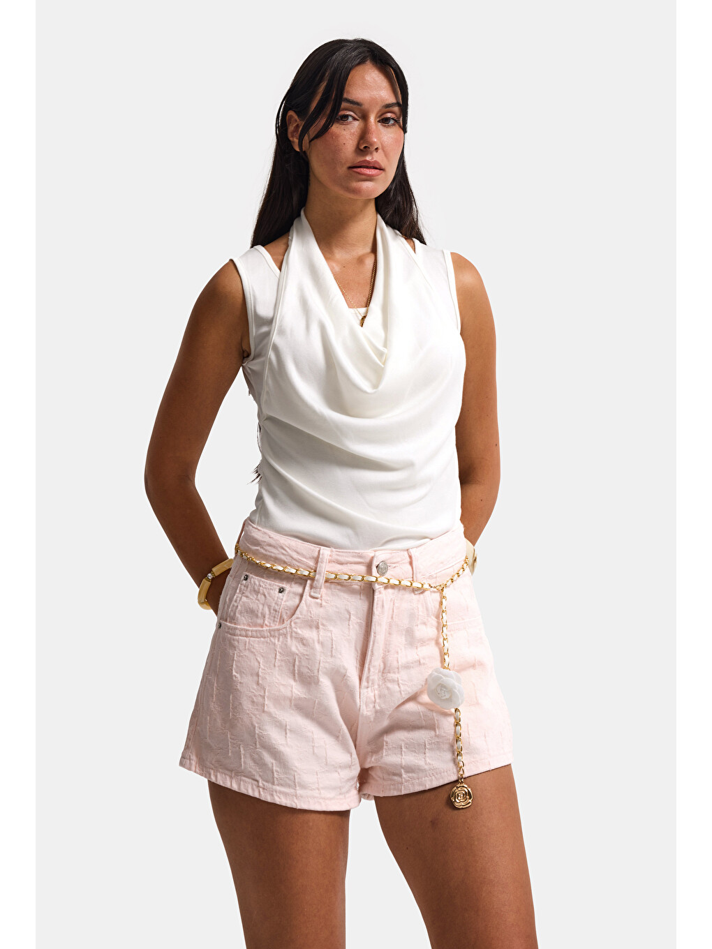 Kadın Pembe Özel Kumaş Güllü Kemerli Tasarım Mini Denim Şort-1