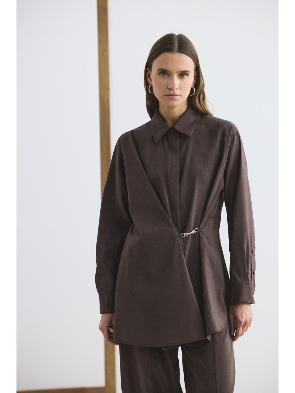 Toka Detaylı Anvelop Gömlek Pantolon Takım Kahverengi-1