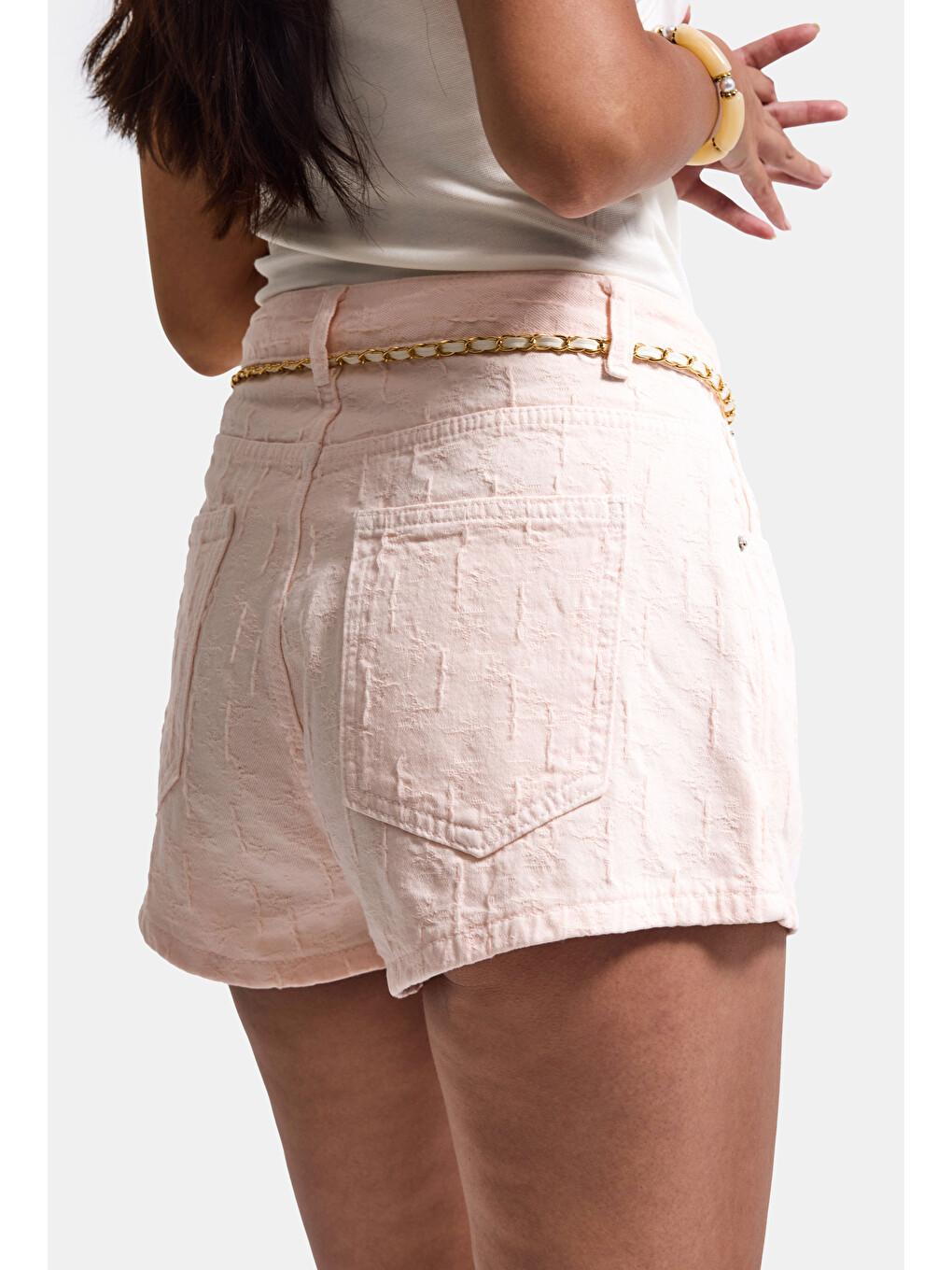 Kadın Pembe Özel Kumaş Güllü Kemerli Tasarım Mini Denim Şort-2