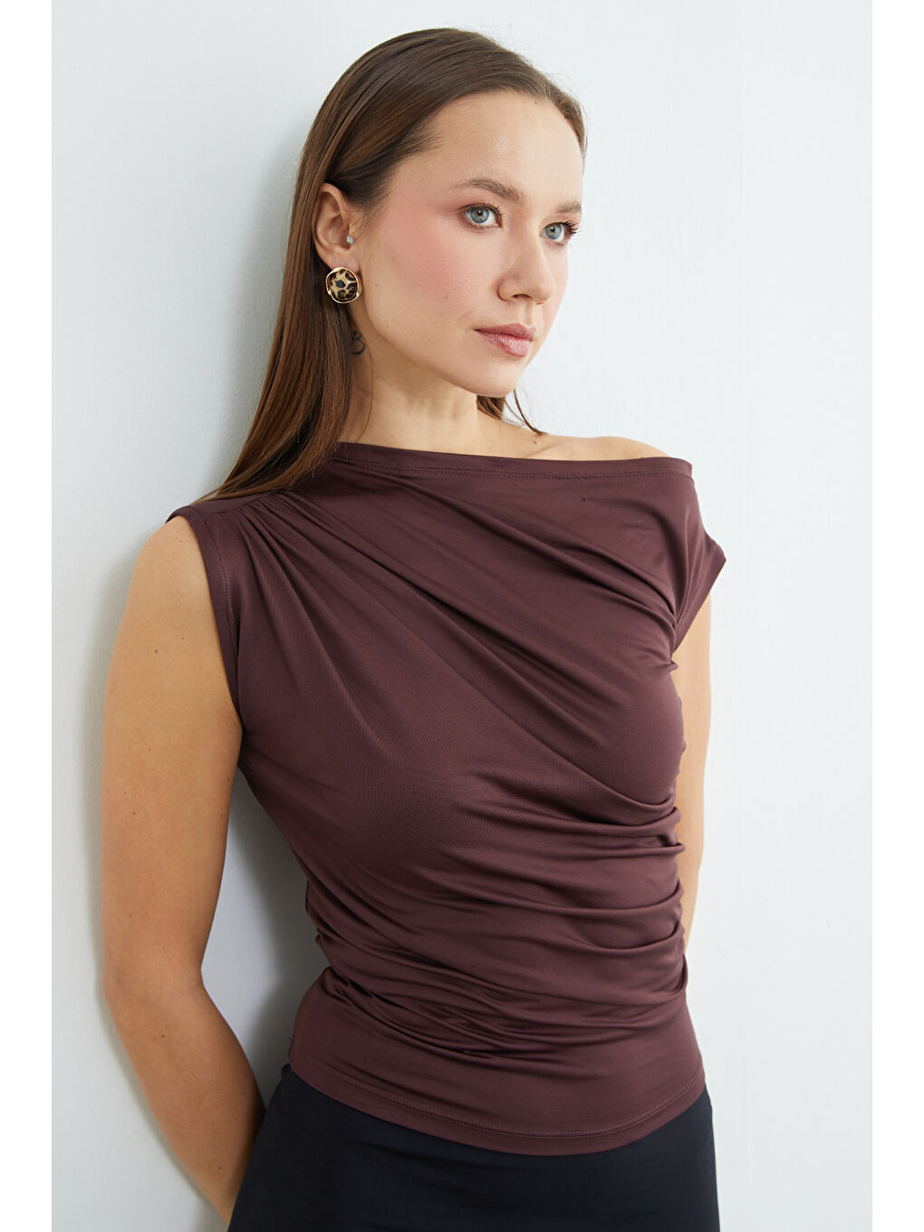 Kahverengi Tek Omuz Yanları Büzgülü Bluz