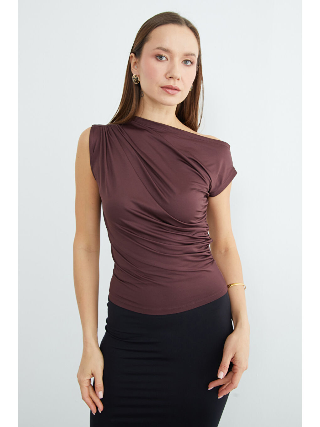 Kahverengi Tek Omuz Yanları Büzgülü Bluz-1