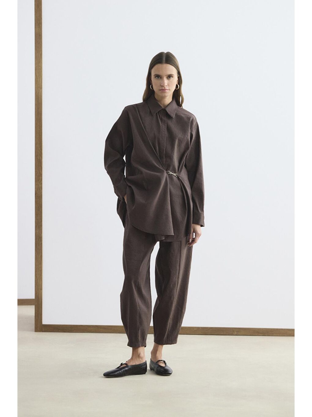 Toka Detaylı Anvelop Gömlek Pantolon Takım Kahverengi-2